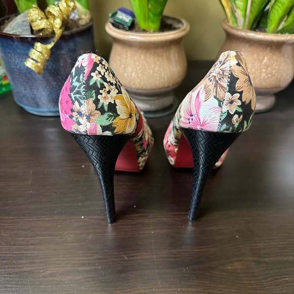 Size 6 1/2 -7 flowered heels NWOT - Picture 2 of 8